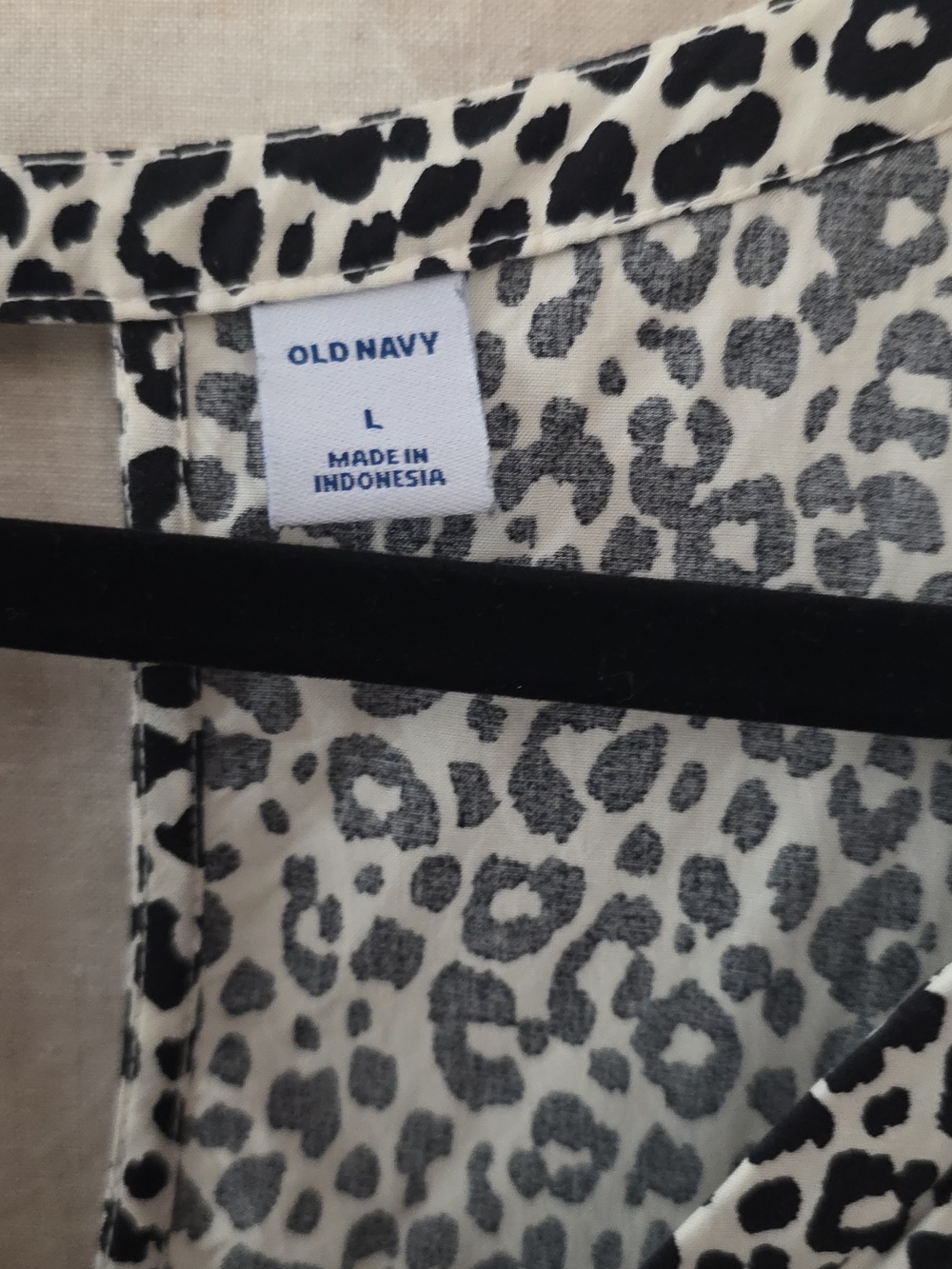 Sleeveless Black and White Leopard Print V-Neck Top - Picture 2 of 3